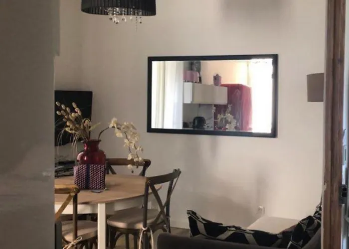 Très Bel Meublé Classé 3 étoiles Entièrement Rénové Et Climatisé 50 M Centre Et 150 M *
